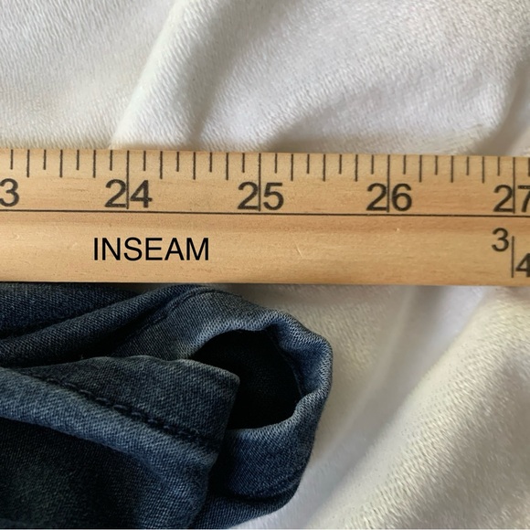 Woman’s VTG Guess Jeggings (25) - Picture 10 of 12